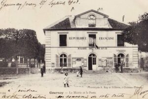 CP mairie-P&T-école vue de face 1900 à 11h35