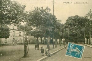 CP mairie-ecole et sa place 1920