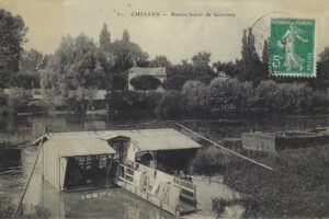 Bateau lavoir de Gournay vue sur quai de la Marne à Chelles vers 1910