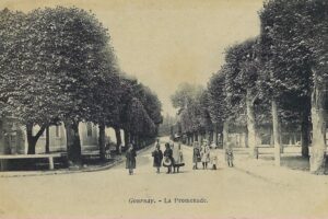 La promenade entre la mairie et l'église sur la Grande Rue circ 1904