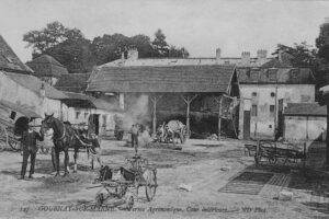 gournay 147 Ferme Agronomique Cour intérieure ND Phot circ 1910 (1)