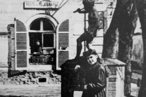 le musicien devant la Mairie