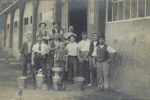 les vachers et l'étable de la Ferme agronomique