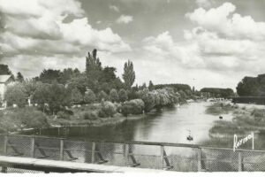 vue amont du pont passerelle provisoire en_1950 Raymon