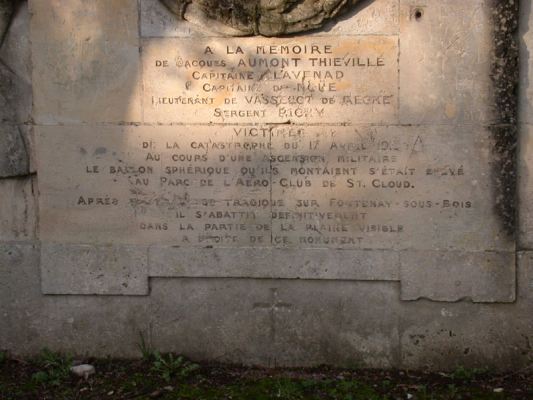 Une image contenant grave, cimetière, texte, plaque Description générée automatiquement
