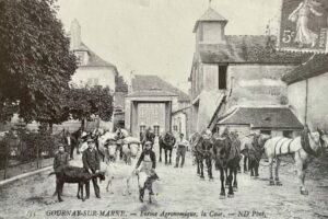 la cour vers le porche nord (grange à droite)