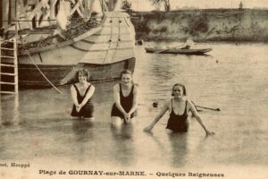 Baignade près de la péniche motte echouée à la plage 1930