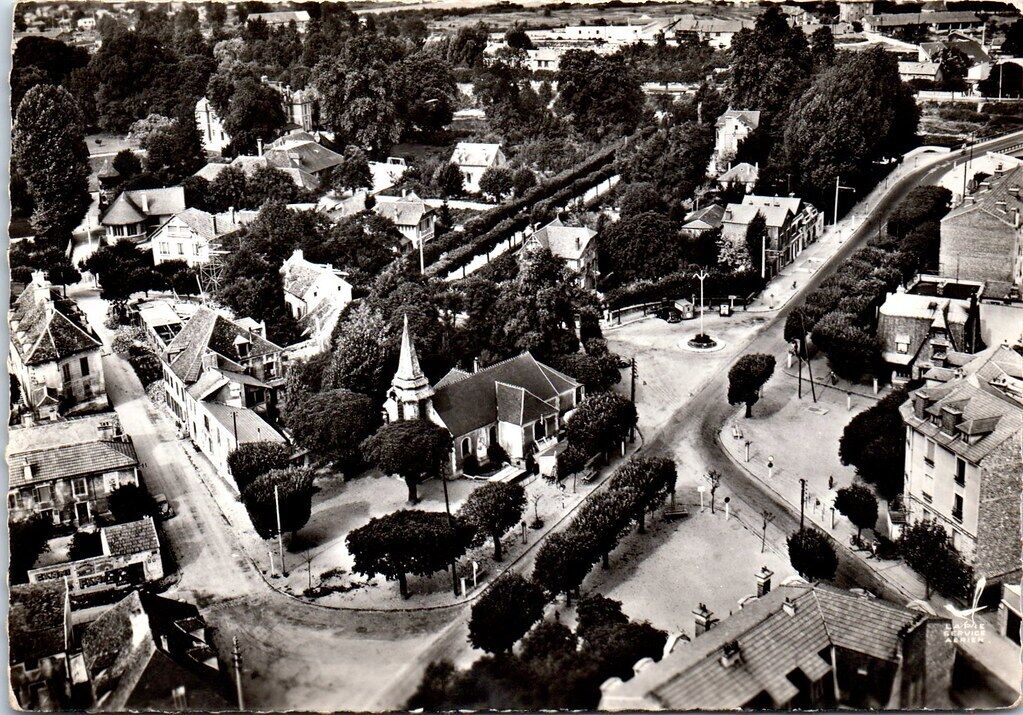Une image contenant maison, plein air, arbre, noir et blanc Le contenu généré par l’IA peut être incorrect.