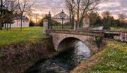 le pont de pierre et sa grille
