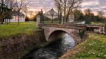 le pont de pierre et sa grille