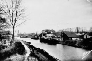 Port de Gournay vu depuis le pont sur la canal Port de Gournay vu depuis le pont sur la canal